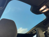 【パノラマガラスルーフ】固定式のガラスルーフで明るい車内空間を演出。UV・IRカット加工が施されているため、季節を問わず開放的なドライブをお楽しみいただけます。