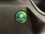 エンジンやエアコンなどクルマ全体の動きを燃費優先で自動制御するECONモード。空調など快適性を優先したいときは、スイッチ1つでOFFにすることも可能です。