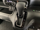 CVT車のセレクトレバーです。低速から高速まで、変速ショックのないスムーズな走りを実現するとともに、エンジン効率のよい領域を維持することで燃費にも貢献します。