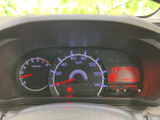 視認性の高いメーター類で、運転状況をしっかり把握できます。走行距離も確認でき、安心のドライブをサポートします。情報がひと目でわかります。