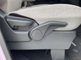 座席の高さ調整も自由自在なので運転も楽々ですよ♪長距離ドライブも楽々ですよ♪