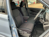 広く快適な運転席周りです。