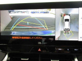 パノラミックビューモニター付きです。車両を上から見たような映像をディスプレイオーディオ画面に表示、運転席からの目線だけでは見にくい、車両周辺の状況をリアルタイムでしっかり確認できます。