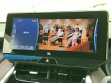 停車中にTVを楽しめるので、休憩時間も充実。家族や友人と快適な時間を過ごせます。ドライブの合間のリラックスに最適です。
