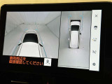 パノラミックビューモニターを装備。駐車場や交差点でクルマを真上から見るように周囲を確認できます。機能の詳細は販売店スタッフまでおたずねください。