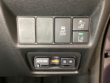 Hondaセンシング用の、VSA(ABS+TCS+横滑り抑制)解除と路外逸脱抑制機能などのオンオフスイッチはハンドルの右側に装備。その下にETC2.0がついています。高速道路の料金所の通過も楽々です。