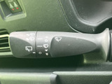 雨天時でもクリアな視界を確保するワイパーレバー。操作も簡単で、運転の安全性を高めます。快適なドライブをサポートします。