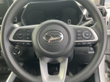 握りやすい形状で、快適なドライビングをサポート。操作もスムーズに行え、運転の楽しさを高めます。