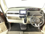 【ハンドル】運転にかかわる様々な操作を安全に行えるように視点移動が少なく操作性に配慮されたスイッチ類が凝縮されたコックピットです。