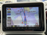 運転に集中できる見やすい画面配置です。目的地設定も直感的に操作でき、スムーズなナビゲーションをサポートします。