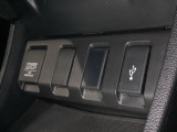 アクセサリーソケットはUSBのアダプターなどをつければ、スマホの充電にも使えます。横にはナビゲーション用の外部入力可能なUSB端子がついており、周辺には物が置けるトレーがついています。