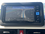見やすい地図画面で、目的地までスムーズに案内してくれます。運転に集中できる、頼れるナビゲーションシステムです。