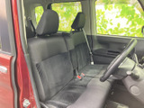 座り心地の良いシートが、長距離運転の疲れを軽減。運転しやすい視点と、使いやすい操作系で快適なドライブをサポートします。広々とした空間です。