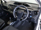 落ち着いた色合いで統一された室内。居心地の良い運転席がロングドライブをサポート。
