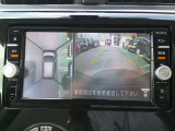 【アラウンドビューモニター】空から見下ろした映像がナビ画面にて確認可能です。駐車もラクラクですよ♪