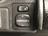 ドアミラーの向きが手元で操作できるので運転に集中できます。