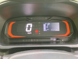 視認性の高いメーターが、運転に必要な情報を分かりやすく表示します。運転状況を常に把握でき、安全運転をサポートします。