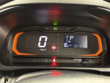 一目で今出ている速度が分かるデジタルメーターを採用しており、うっかりのスピード超過も減りますよ