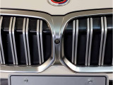 【キドニーグリル】BMWは約90年もの間、ほぼ全ての車両にひと目でBMWだと分かるこの特徴的なフロントグリルが備えられ、デザイン・アイコンとして親しまれてきました。