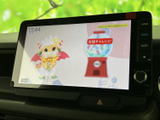 停車中にTVを楽しむことができます。移動時間も退屈知らず。家族や友人と一緒に、快適な時間を過ごせます。(※安全のため、走行中の視聴はご遠慮ください)。