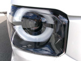明るいLEDヘッドライトが、夜間のドライブをサポートします。