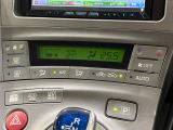 【オートエアコン】一度お好みの温度に設定すれば、車内の温度を検知し風量や温度を自動で調整。暑い&hellip;寒い&hellip;と何度もスイッチ操作をする必要はありません。快適な車内空間には必須の機能ですね♪