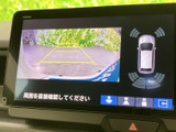 後方の状況を画面で確認できるので、狭い場所での駐車や車庫入れが楽になります。安全な運転をサポートします。