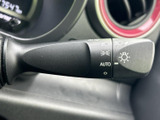 操作しやすいウインカーレバーで、安全な車線変更をサポート。視認性の高い表示で、操作ミスを防ぎます。安心の運転を。