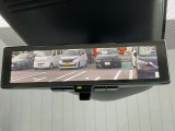 インテリジェントルームミラーが付いております。バックドアについてますカメラと連動して、後方の映像がルームミラーに映ります。