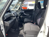 運転に必要な情報が視認しやすい配置。操作性にも優れ、安全で快適なドライブをサポートします。
