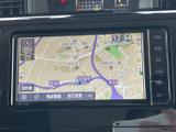 運転に集中できるシンプルな画面表示。スムーズなナビゲーションで、目的地まで安心してお届けします。情報表示も見やすい設計です。