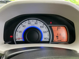 視認性の高いメーターパネルで、運転に必要な情報を一目で確認できます。デジタル表示とアナログ表示の組み合わせが、運転をサポートします。