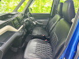 視界の良い運転席は、運転操作をスムーズに行えます。ステアリングの握り心地も良く、運転を楽しめます。