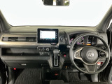【前方視界】開放的な前方視界!運転がしやすく疲れにくいです♪窓が大きく、見通しがとっても良いおクルマですよ♪