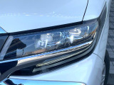 【LEDヘッドライト】悪天候や夜間走行時も良好な視界を確保し安心して運転できる高輝度LEDヘッドライトを装備!点灯速度が早く、消費電力も抑えられています。