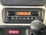 【オートエアコン】一度お好みの温度に設定すれば、車内の温度を検知し風量や温度を自動で調整。暑い&hellip;寒い&hellip;と何度もスイッチ操作をする必要はありません。快適な車内空間には必須の機能ですね♪