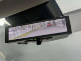 インテリジェントルームミラー搭載で、車の後方に設置されたカメラ映像を映し出してシートバックやヘッドレスト、同乗者に視界が遮られることがなく視認性が非常に良いです