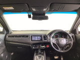 運転席は、大きな座面と包み込むような背もたれがドライバーの身体全体をしっかり支えます。上質なシート素材と座り心地のよいクッションを採用し、長時間の運転やコーナーの多い道も快適です