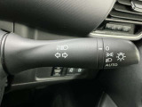 【オートライト】車のセンサーが周囲の明るさを感知し、自動でヘッドライトを点灯・消灯する機能です。この機能は夕暮れ時の交通事故が多い時間帯の安全性を高めてくれます。
