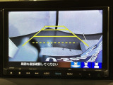 リバースギアに入れるだけで後方の表示へ切り替わります。夜間や雨の日の駐車も楽になりますよ。