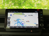 ナビゲーションシステムを搭載。スムーズな道案内で、初めての場所でも安心して運転できます。目的地まで快適なドライブを。