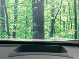 【カラーヘッドアップディスプレイ】現在の速度や走行情報をデジタル表示で運転席前方のガラスに投影!カラー付きで視認性も高く、運転中目線をずらさず必要な情報を確認できるのでとっても便利で安心!