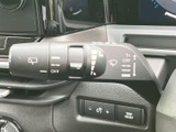 握りやすい形状で、快適な運転操作をサポート。オーディオやハンズフリー通話など、便利な機能も搭載。運転の楽しさをさらに高めます。