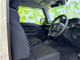 運転席周りはシンプルで使いやすくまとめられています。広々とした空間で、快適な運転をお楽しみいただけます。