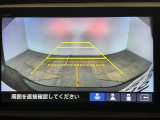 【バックカメラ】運転が苦手な方も車庫入れラクラクです!ギアをリバースに入れれば自動的に切り換わりますので、面倒な操作は不要です♪狭い駐車場もお車を傷つけず安心ですね!