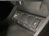 アクセサリーソケットはUSBのアダプターなどをつければ、スマホの充電にも使えます。横にはナビゲーション用の外部入力可能なUSB端子がついており、周辺には物が置けるトレーがついています。