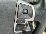 ステアリングスイッチ付き。前方から目を離すことなく操作することが可能です。