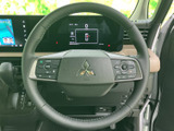 握りやすいステアリングは、運転の楽しさを向上させます。操作性にも優れ、快適なドライビングを実現します。