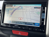 鮮明な地図表示で、目的地までスムーズに案内します。渋滞情報もリアルタイムで確認できるので、効率的なルート選択が可能です。運転に集中できます。
