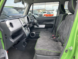 運転席からの視界は良好で、運転操作もスムーズに行えます。快適な運転環境をご提供します。